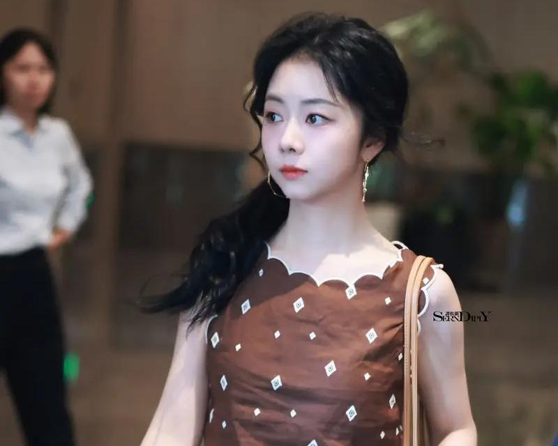 武大校花黄灿灿曾赚钱为男友补学费!她被吐槽恋爱脑上头