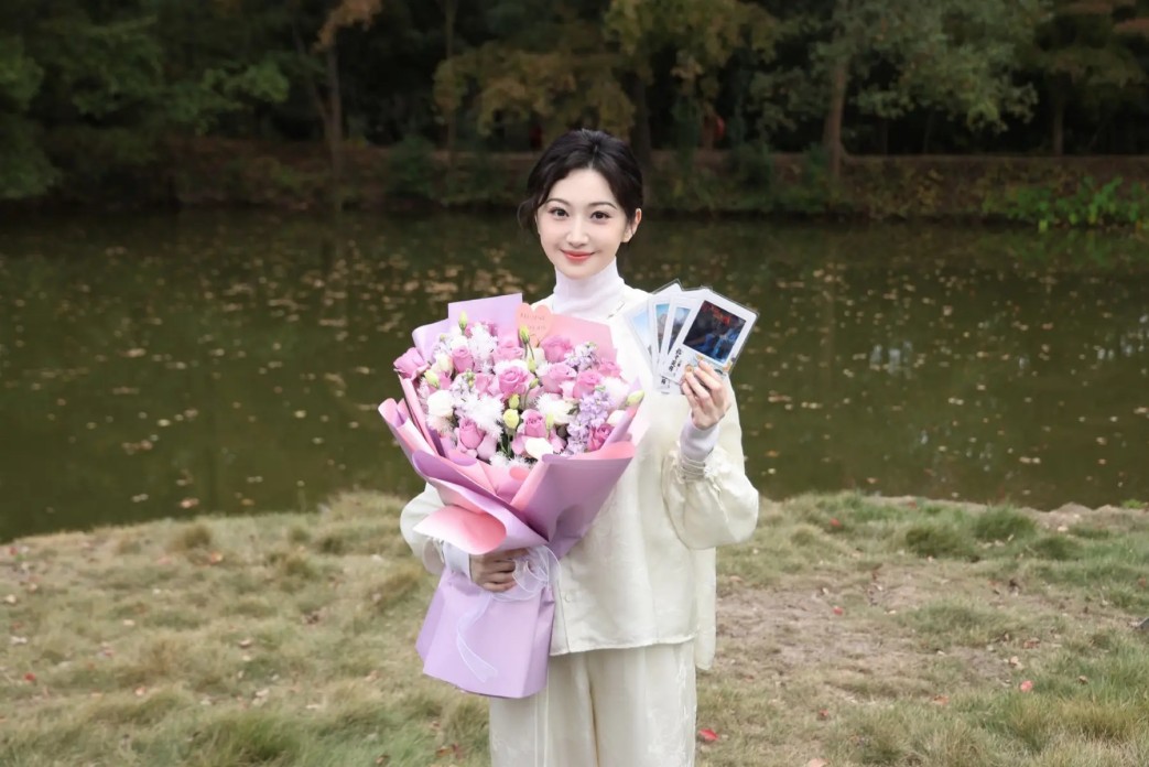 韦雪带儿子与秦奋聚餐，直言“全网都知道小孩爸爸”