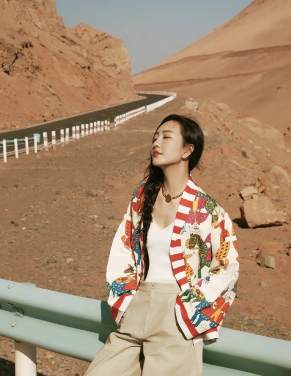 方力申弯腰轻吻孕肚：满屏深情藏不住的父爱期待