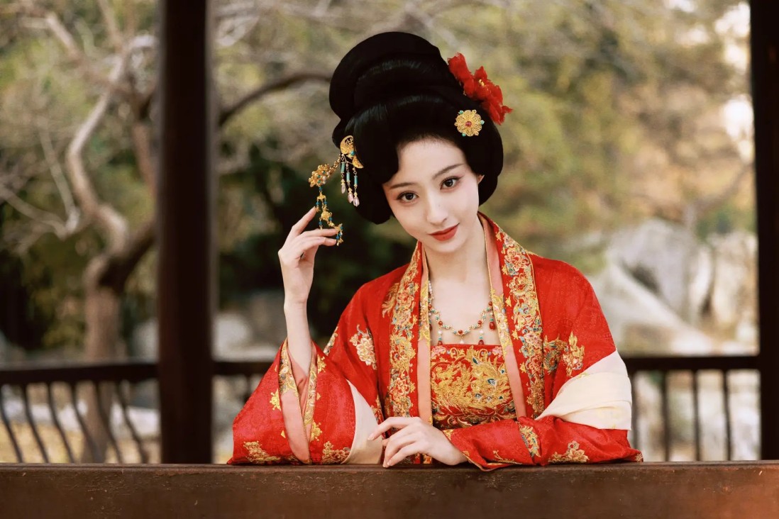 55 万 / 分钟与抗癌叙事：冯提莫复播撕开网红经济的价值密码