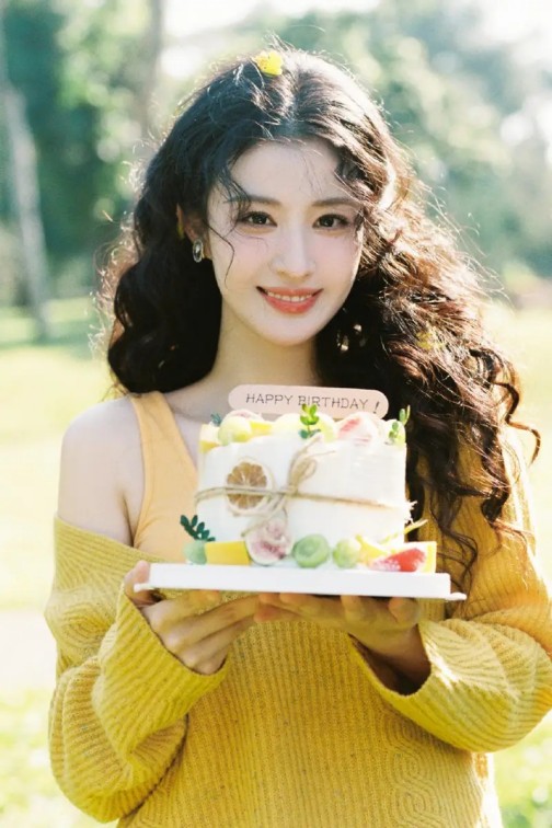 微博之夜座位安排风波：杨幂工作室喊话“给个说法”，微博之夜发文道歉“工作人员粘贴错误”